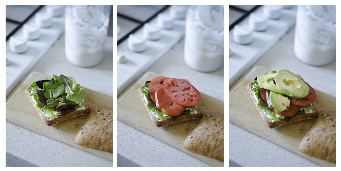 Montamos el sándwich vegano con la mayonesa sin huevo, las hojas, el tomate y el aguacate.