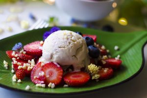 Desayuno vegano: helado con frutas y frutos secos.
