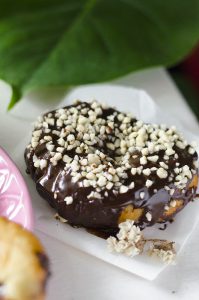 Donuts veganos y caseros rellenos de chocolate negro. Sin huevo y sin leche.