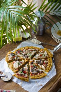 Receta: Pizza vegana con base de avena y boniato, con boloñesa d lentejas, champiñones y espinacas.