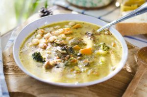 Sopa vegana a base de Leche de coco, con champiñones, brócoli y muchas verduras más.
