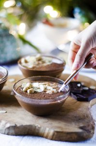Receta vegana: Pudding vegano de chocolate y avellanas con crema de cacahuete. ¡Fácil y sin azúcar blanco!