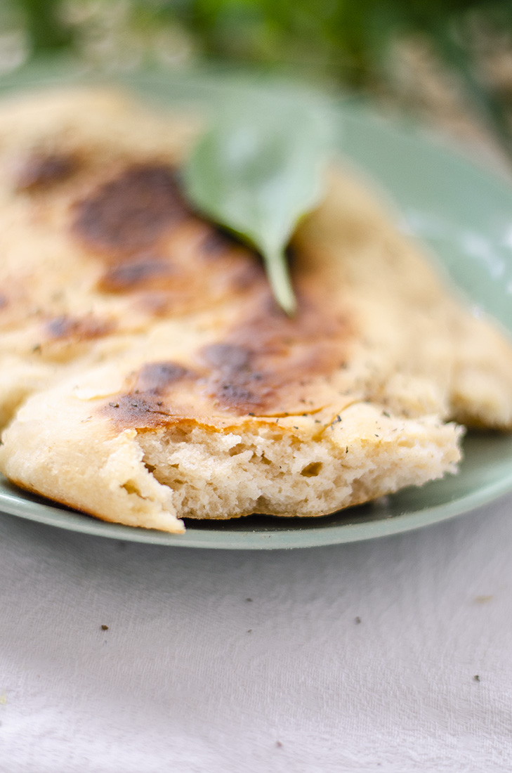Pan sin horno: pan Naan hindú hecho a la sartén con aceite de oliva, ajo y albahaca.