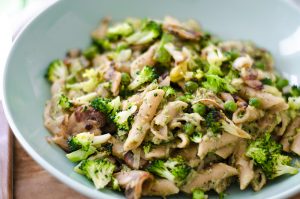 Pasta vegetariana fácil: macarrones integrales con salsa de brócoli. Una receta barata y saludable.