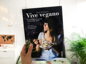 Vive Vegano. Libro sobre veganismo en Español: ensayo sobre derechos animales, veganismo y recetas vegetarianas (veganas) fáciles.