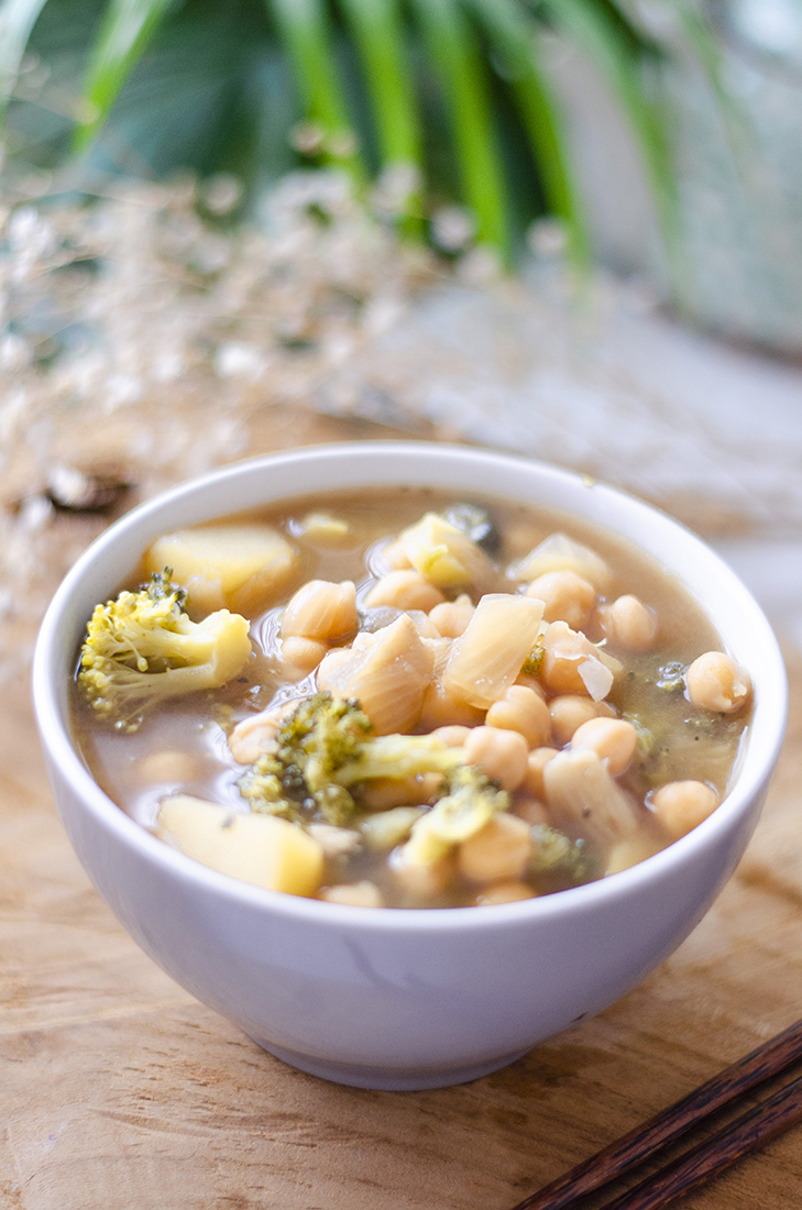 Receta fácil: sopa de garbanzos, brócoli y patata.