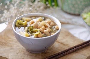 Receta vegetariana fácil: sopa de garbanzos, brócoli y patata.