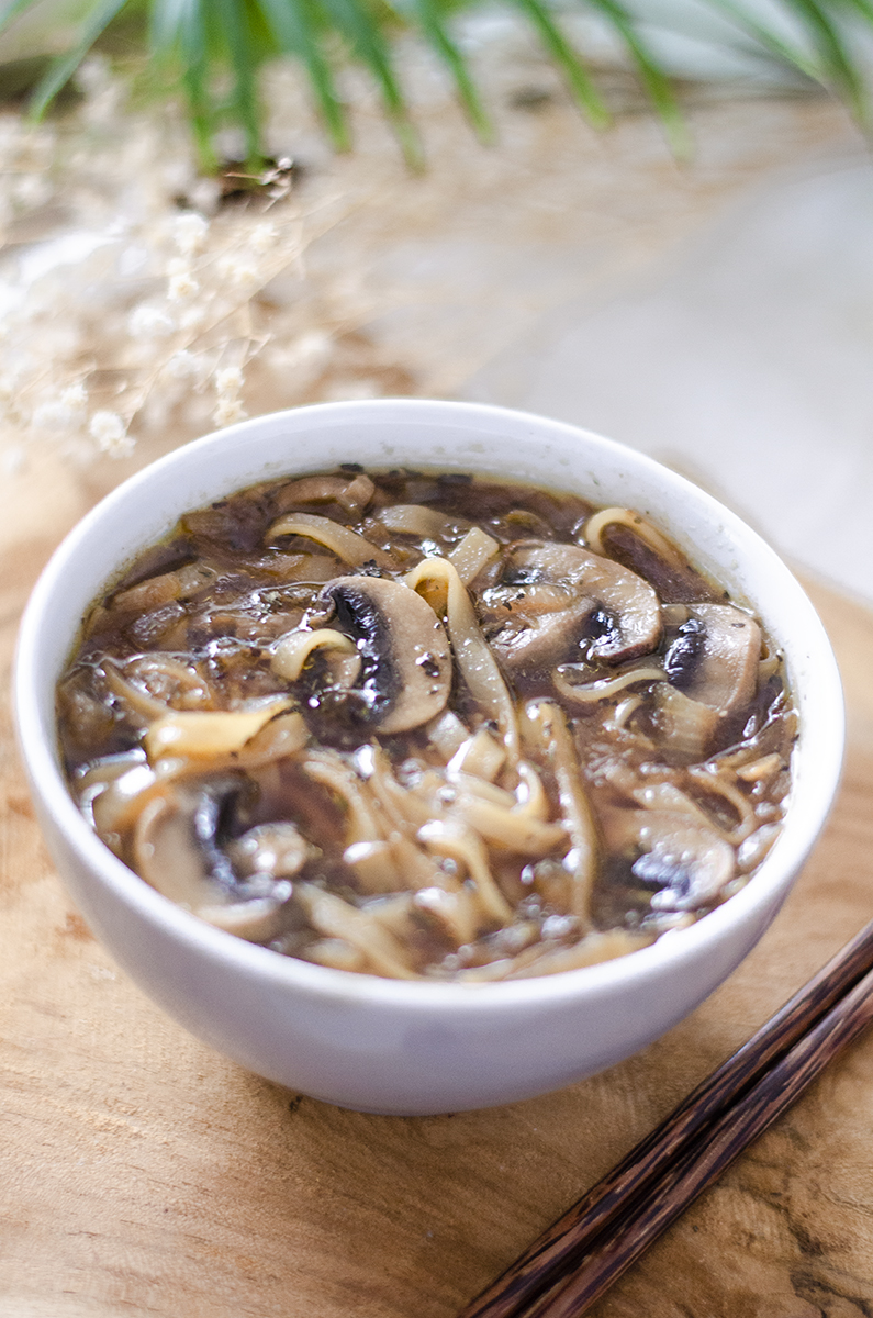 Sopa de cebolla, champiñones y fideos de arroz | Mis Recetas Veganas