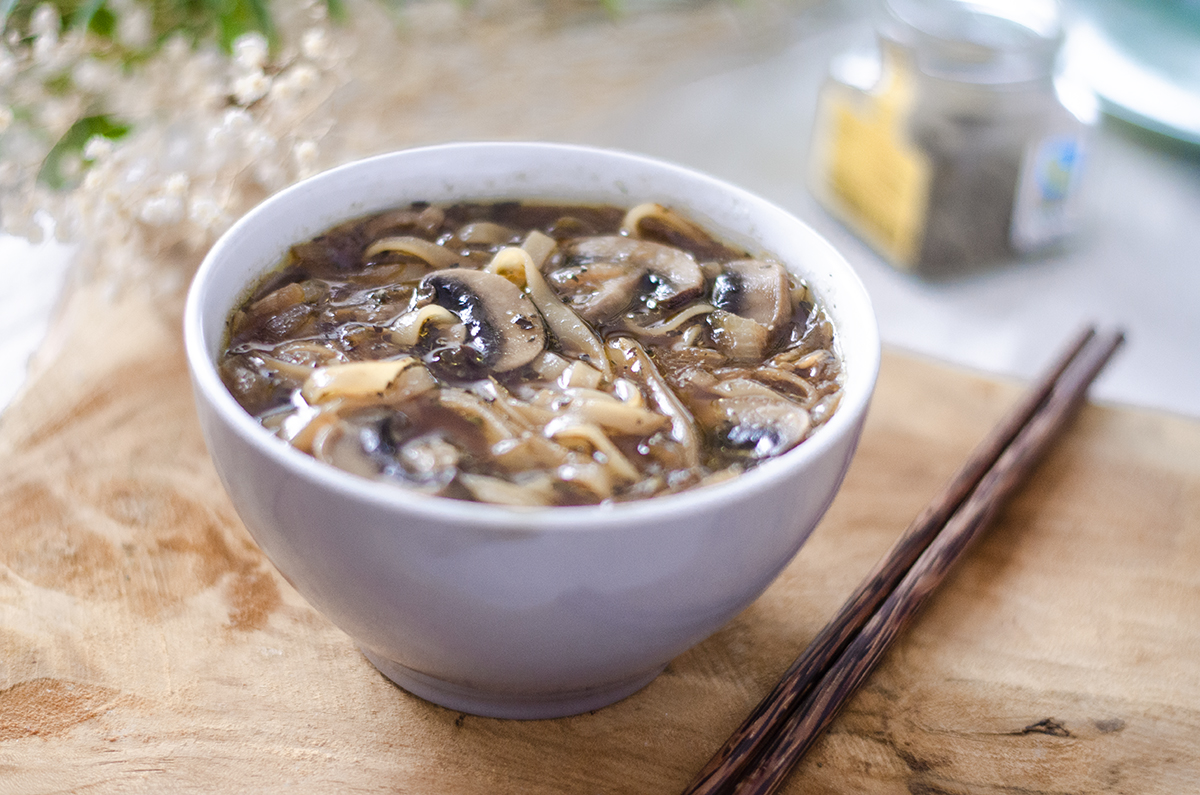 Sopa de cebolla, champiñones y fideos de arroz | Mis Recetas Veganas