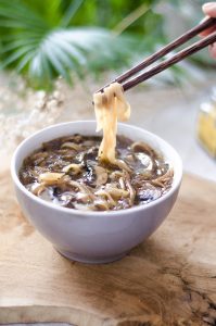 Sopa vegetariana/vegana de cebolla, champiñones y fideos de arroz. Fideos chinos. Receta vegetariana fácil. Saludable.