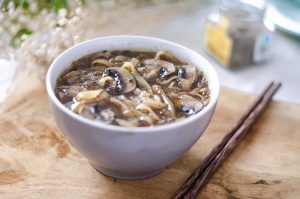 Sopa vegetariana/vegana de cebolla, champiñones y fideos de arroz. Fideos chinos. Receta vegetariana fácil. Saludable.
