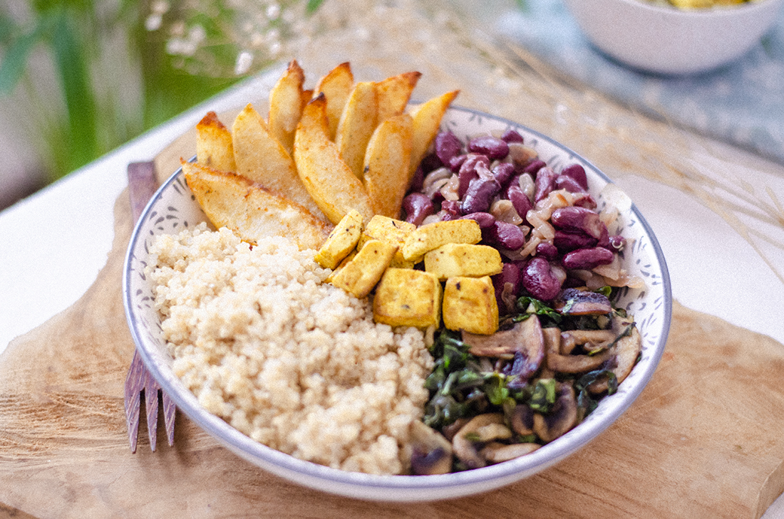 Bowl combinado con quinoa, alubias, patata, champiñones, acelgas y tofu al estilo no-huevo.