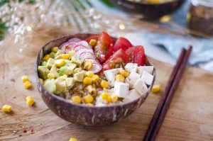 poké bowl vegano con arroz, quinoa, aguacate, tomate, tofu, recetas vegetarianas fáciles.