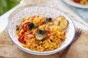 Receta vegetariana fácil: arroz al horno con alcachofas, arroz de verduras.