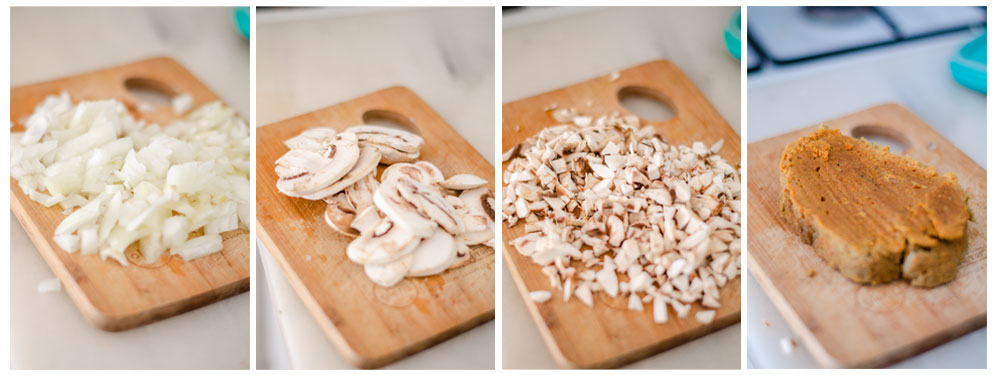 Picamos la cebolla, champiñones y seitán para el relleno de nuestras croquetas veganas.