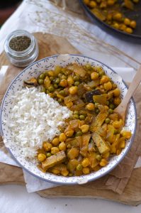 Recetas vegetarianas para invierno: arroz con verduras en salsa, sin carne.