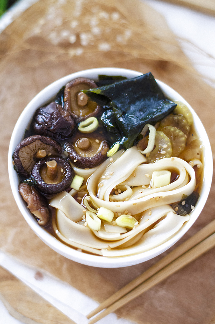 Receta: Ramen casero con miso, shiitakes y alga wakame. Vegano, sin carne ni huevo.
