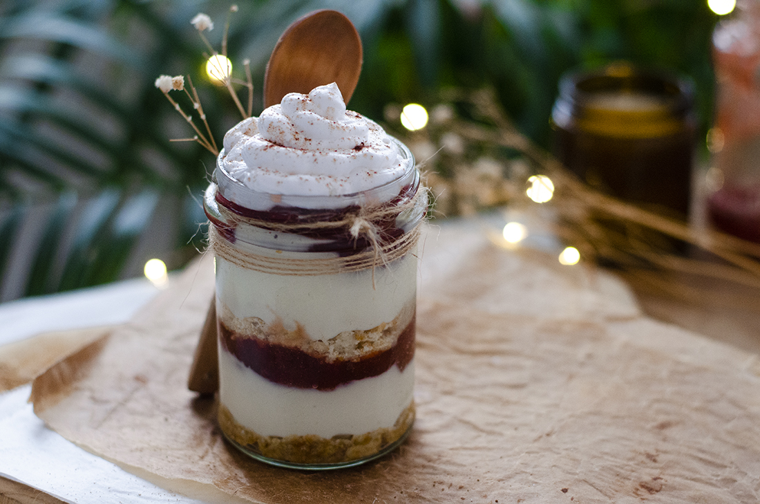 Recetas veganas de Navidad: mini tartas de galleta, yogurt, mermelada y nata vegetal.