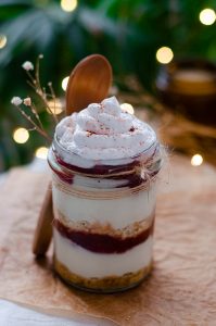 Recetas veganas de Navidad: mini tartas veganas de galleta, yogurt, mermelada y nata vegetal.