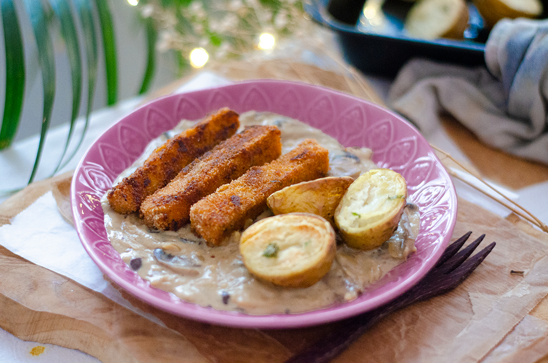Recetas de Navidad veganas y vegetarianas. Fingers tofu con salsa setas y patatas asadas. Fácil.