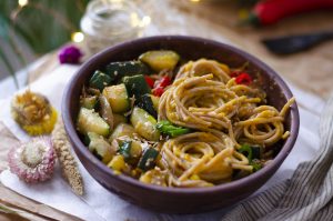 Espaguetis de espelta con salsa de boniato y verduras. Recetas veganas fáciles.
