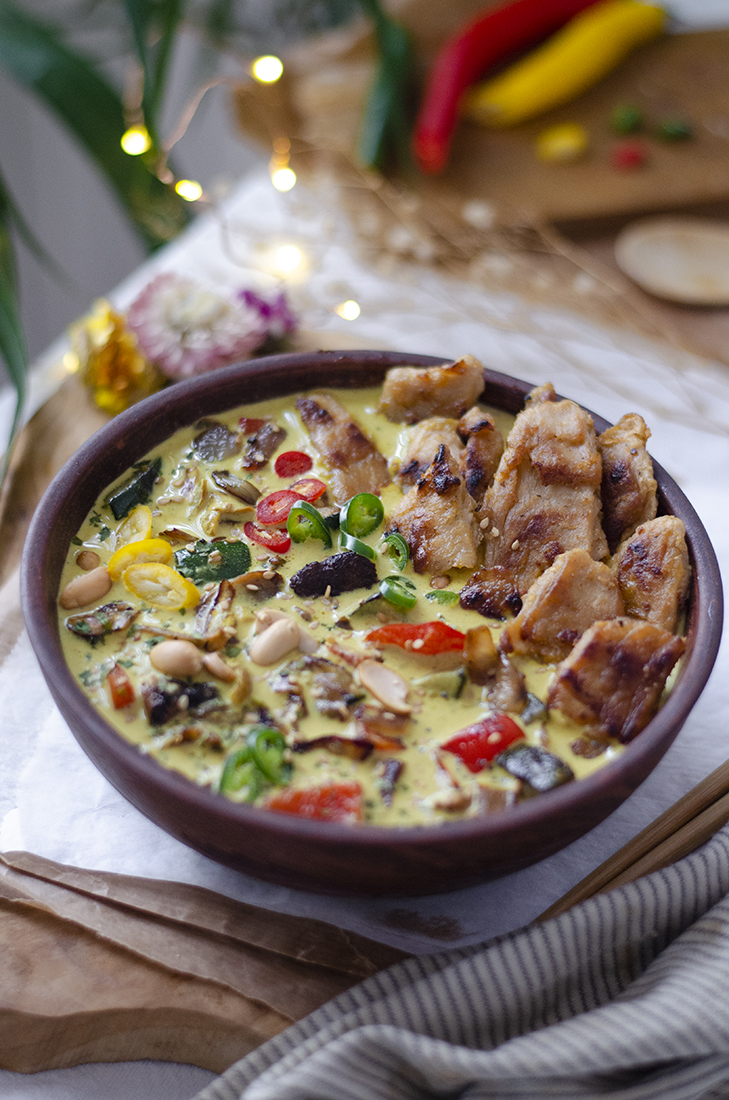 Bowl de curry picante con heura, verduras y cacahuetes. Recetas veganas y vegetarianas fáciles.