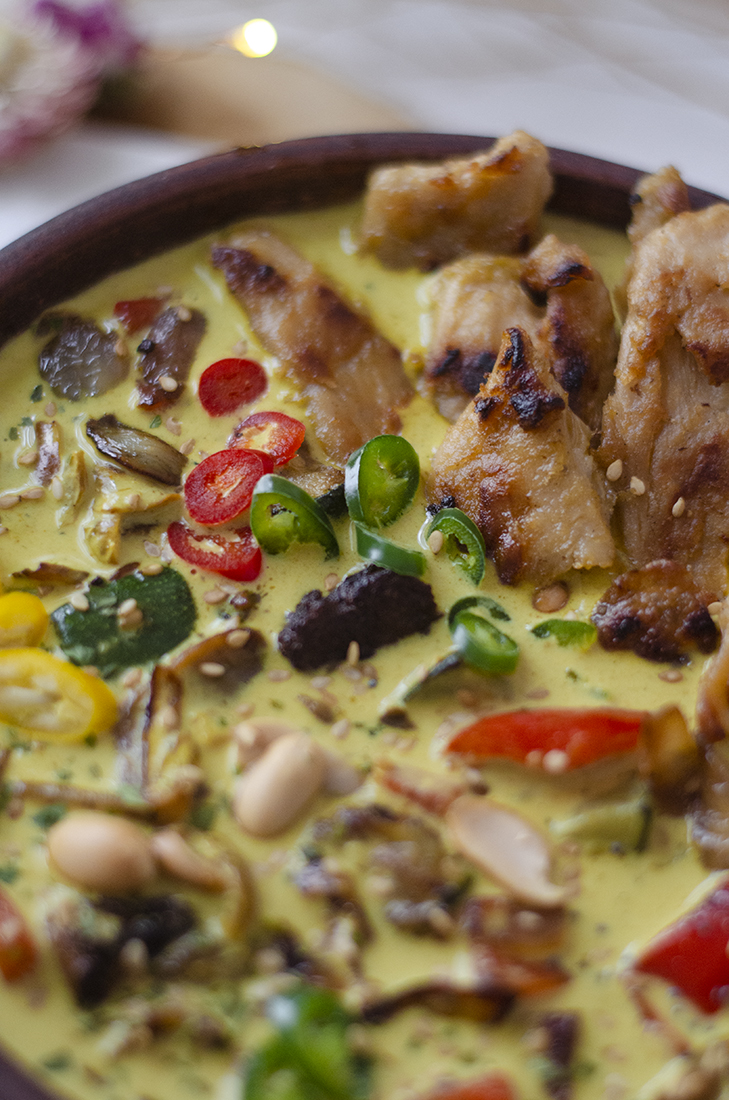 Bowl de curry picante con heura, verduras y cacahuetes. Recetas veganas y vegetarianas fáciles.