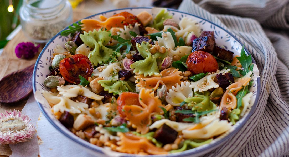 Recetas vegetarianas: ensalada de pasta con rúcula, lentejas, tofu, cherrys y pistachos.