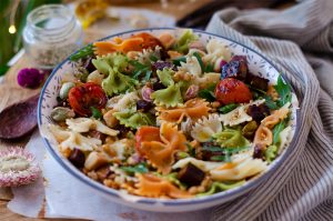 Recetas vegetarianas: ensalada de pasta con rúcula, lentejas, tofu, cherrys y pistachos.