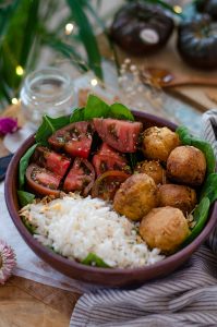 Bowl: Croquetas de garbanzo caseras con ensalada y arroz Recetas veganas fáciles.