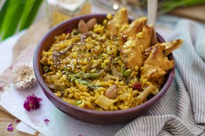 Recetas vegetarianas: bowl de arroz al curry con verduras: espárragos y setas. Heura.