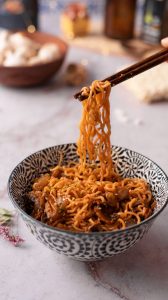 Hatcho miso noodles con setas. Vegano y fácil.
