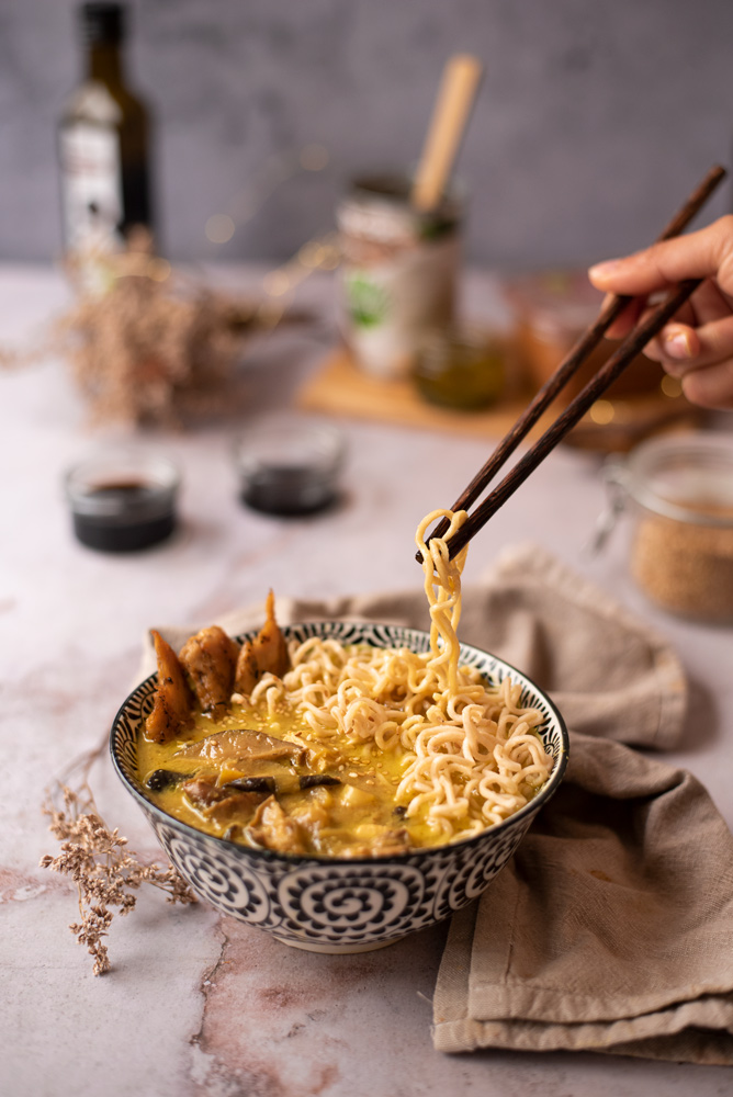 Receta: sopa de noodles al curry, con leche de coco, inspiración oriental. Vegetariano, vegano, sin carne.