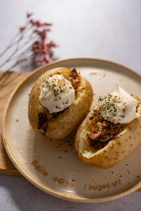 Patatas rellenas asadas en freidora de aire con mayonesa - recetas veganas fáciles