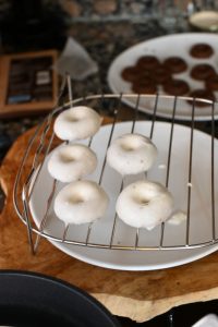 Filipinos blancos caseros y aptos para veganos, bañados en chocolate