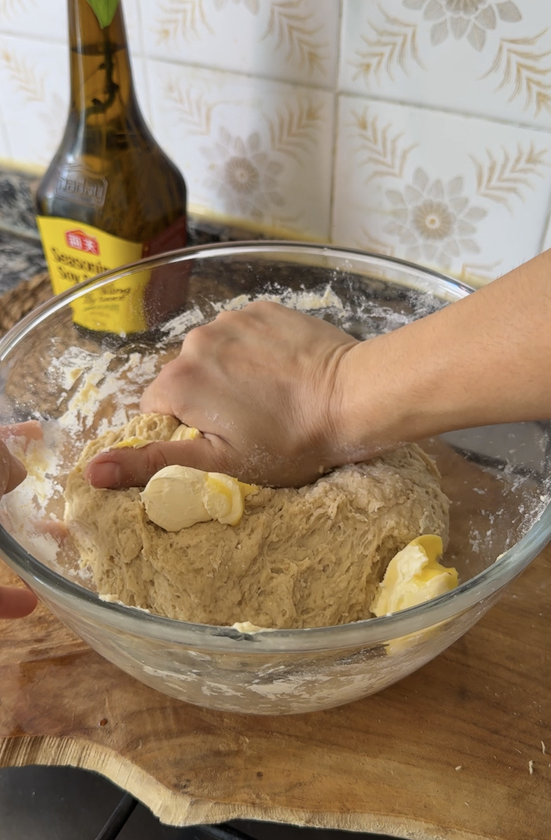 añadimos la margarina a nuestra masa para bollycaos