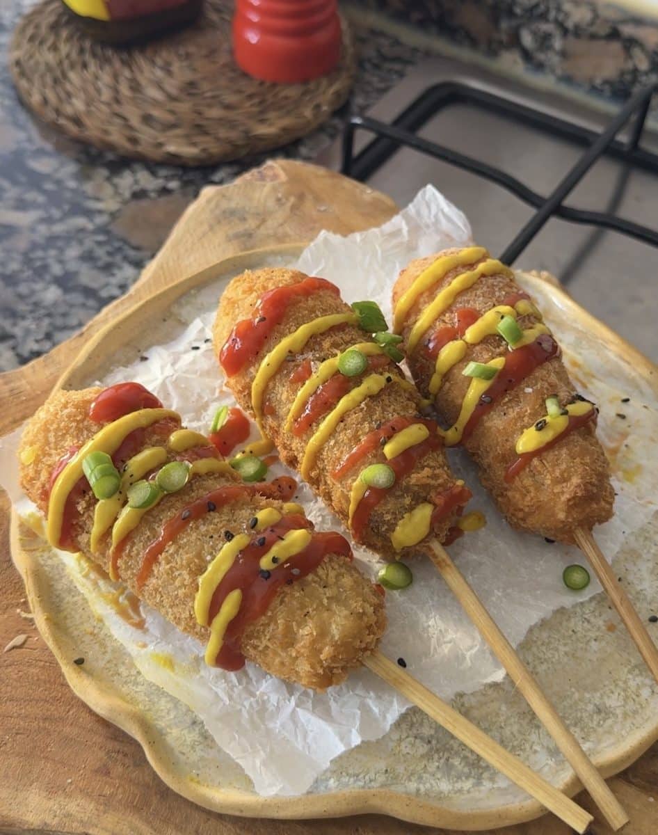 Corn Dogs Coreanos rellenos de salchicha de tofu y queso fundido